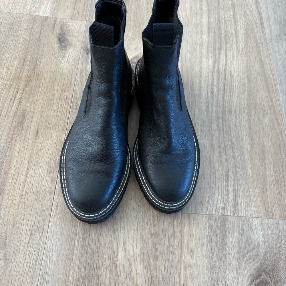 Flash sale ⚡️⚡️Dolce Vita “Moana” Black Leather Ankle Boots size 8
